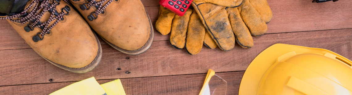 Man sieht Arbeitsuntensilien für die Baustelle.